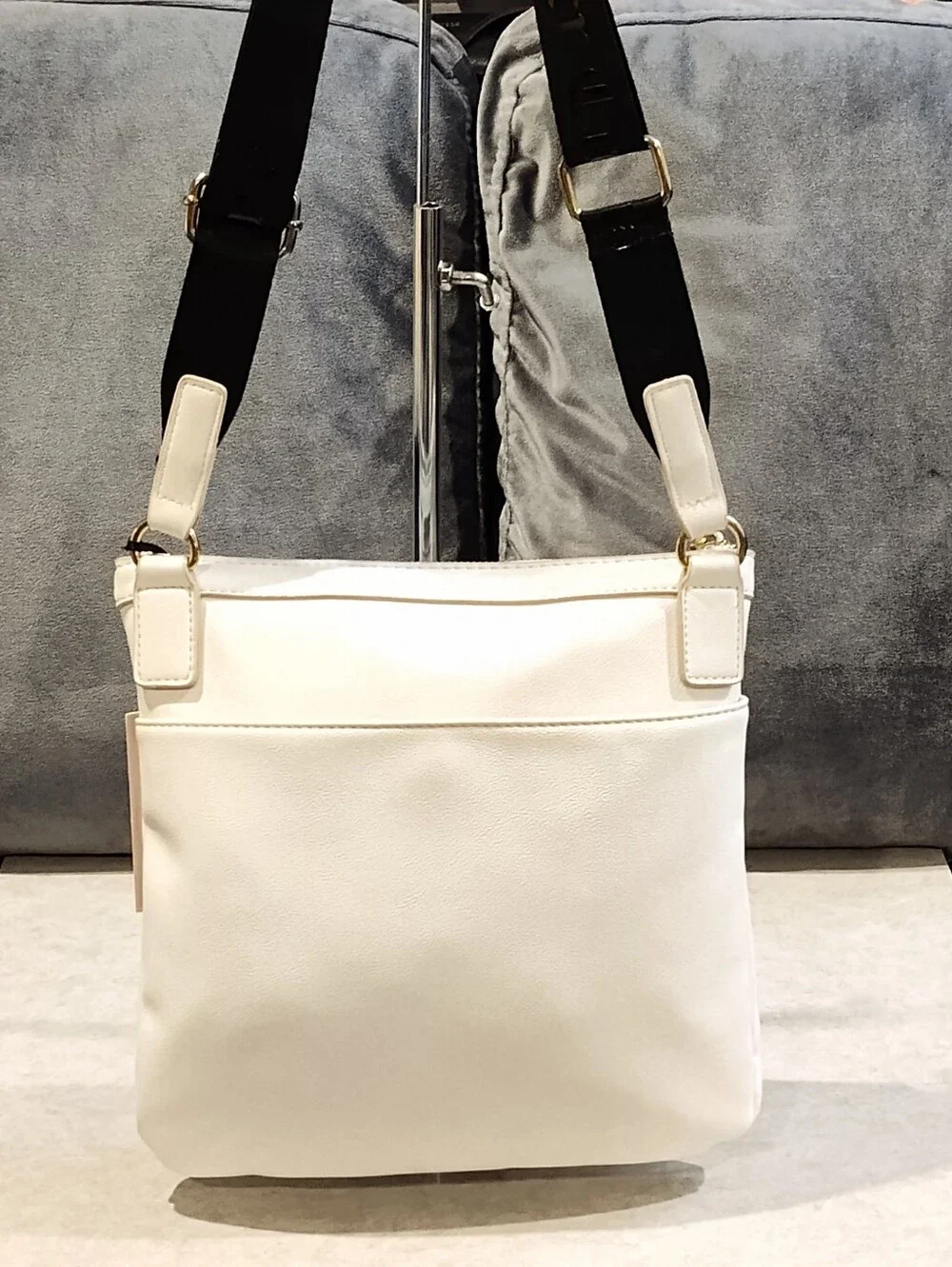 NWT VINTAGE JUICY COUTURE WHITE LEATHER CROSSBODY BAG W/ EMBOSSED BLACK STRAP